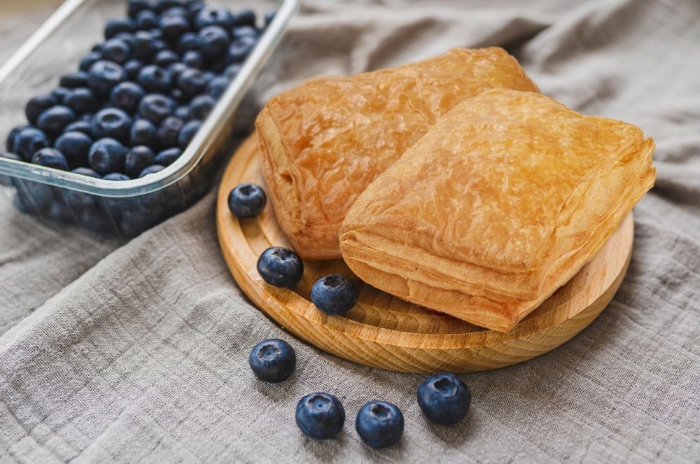 Слойка дрожжевая с черникой (пирожок) (заморож.) (95гр*50шт/уп) [5016]