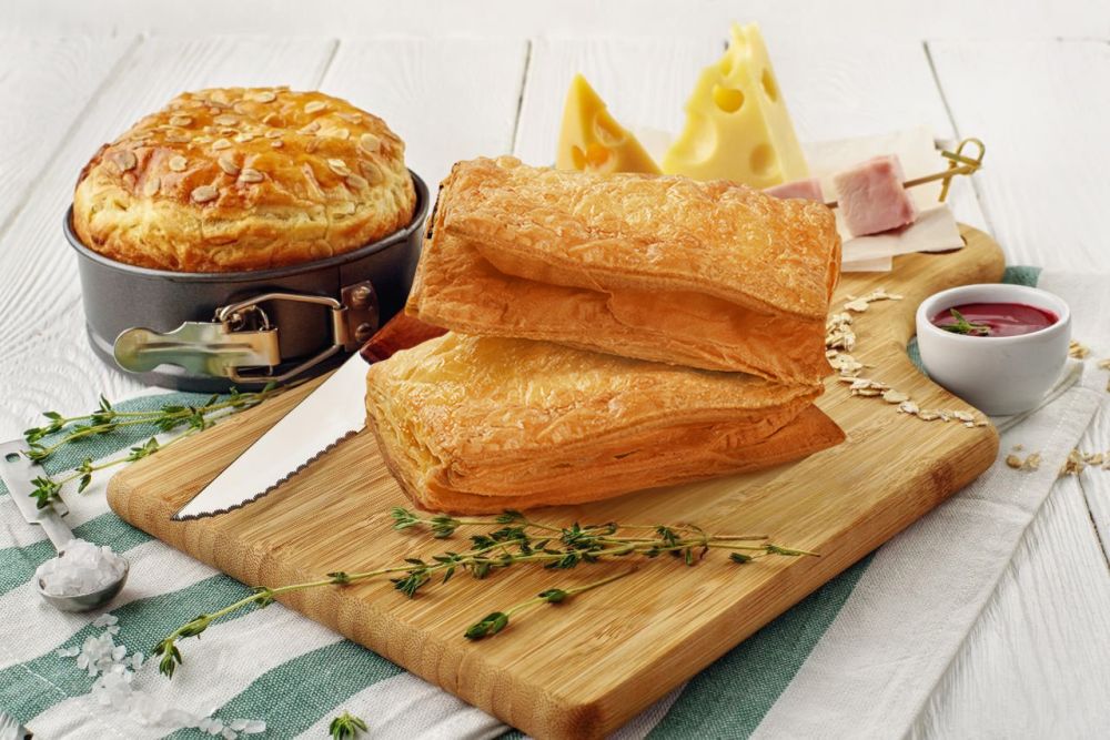 Слойка с сыром и ветчиной (заморож.) (90гр*36шт/уп) [5507]