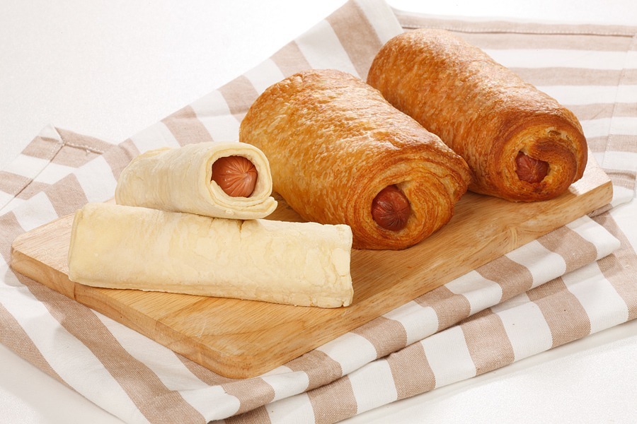 Слойка дрожжевая с сосиской (заморож.) (90гр*36шт/уп) [5623]