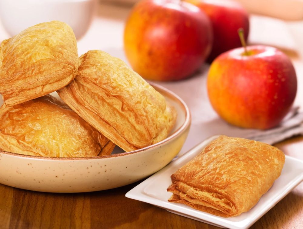 Слойка дрожжевая с яблоками (пирожок) (заморож.) (90гр*50шт/уп) [5537]