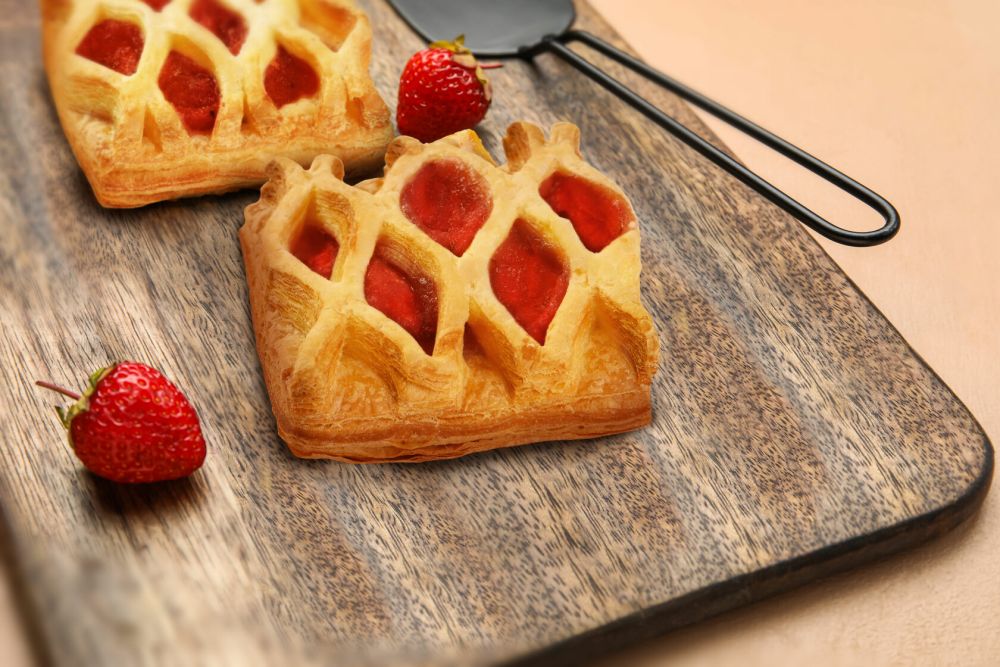 Слойка дрожжевая с клубникой (заморож.) (40гр*120шт/уп) [5629]***