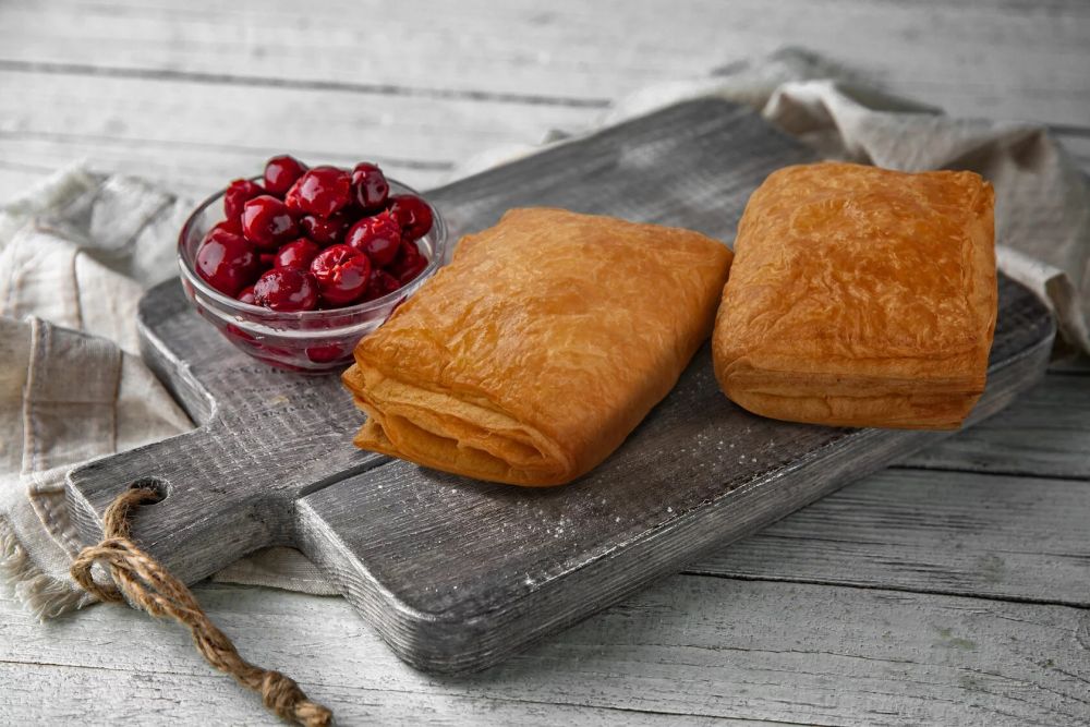 Слойка дрожжевая с вишней (пирожок) (заморож.) (95гр*50шт/уп) [5006] 