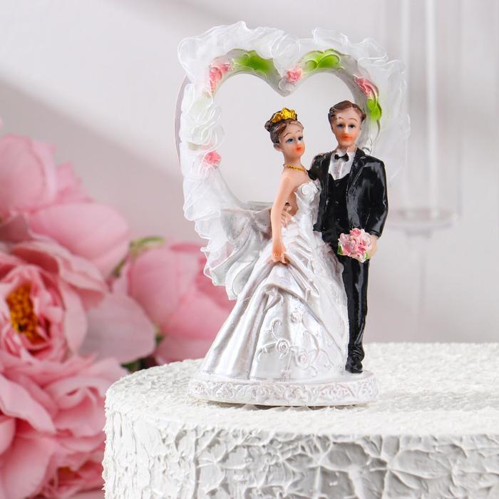 Фигурка свадебная "Жених и невеста с сердцем" 15см, 2952442